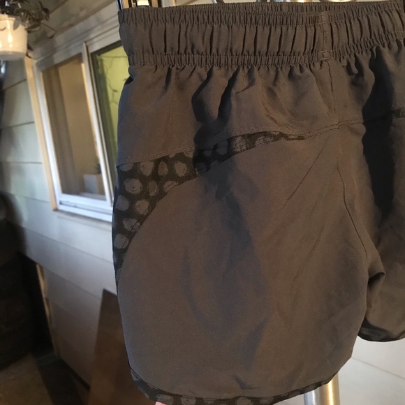 UNDER ARMOUR XS Activewear Shorts - Picture 4 of 8